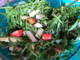 Spargelsalat mit Erdbeeren